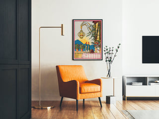 Vintage-Weinplakat – Au bon vin d’Alsace – Hansi, gerahmt in einem Wohnzimmer mit orangem Sessel und Stehlampe.