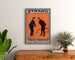 Vintage-Plakat A Brace of Partridges, Strand Theatre, gerahmt über einer Holzkommode, zwischen Pflanzen.