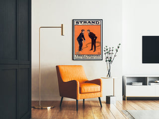 Vintage-Plakat „A Brace of Partridges, Strand Theatre“ gerahmt in einem Wohnzimmer mit orangem Sessel und Stehlampe.
