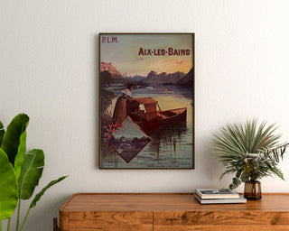 Vintage-Plakat «Aix-les-Bains, Billets collectifs PLM», eingerahmt über einer Holzkommode, zwischen Pflanzen.