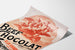 Vintage-Plakat Beef Chocolat, Confiserie de la Drôme, auf gebogenem Papierblatt, perspektivische Ansicht.