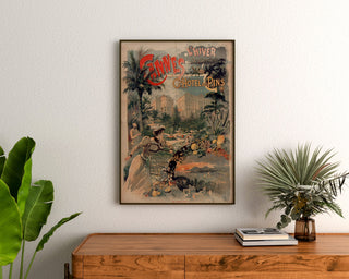 Vintage-Poster "Cannes, Grand Hôtel des Pins", gerahmt über einer Holzkommode, zwischen Pflanzen.