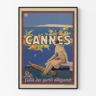 Vintage-Poster "Cannes, die eleganten Sportarten", in einem schmalen Rahmen an einer hellen Wand.