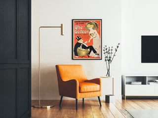 Vintage-Plakat Casino Kursaal, Ohé Gédéon, gerahmt in einem Wohnzimmer mit orangefarbenem Sessel und Stehlampe.