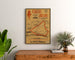 Vintage-Poster Circuit d’Anjou, Wandern, gerahmt über einer Kommode aus Holz, zwischen Pflanzen.