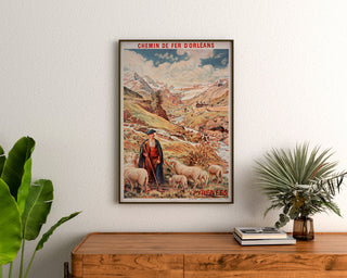 Vintage-Poster Gavarnie, Chemin de fer d’Orléans, gerahmt über einer hölzernen Kommode, zwischen Pflanzen.