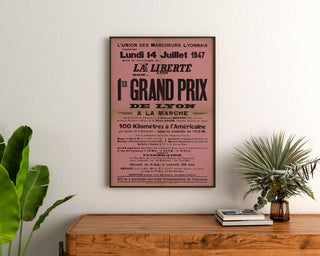 Vintage-Plakat Grand Prix de Lyon, Marsch, gerahmt über einer Holzkommode zwischen Pflanzen.