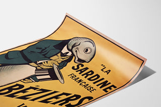 Vintage-Poster La Sardine française, Béziers, auf einer gebogenen Bogenfläche präsentiert, perspektivische Ansicht.