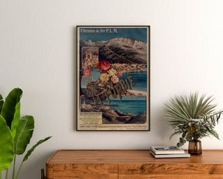 Vintage-Poster La Turbie, PLM-Eisenbahn, gerahmt über einer Holzkommode zwischen Pflanzen.
