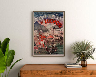 Vintage-Plakat Luchon, Casino und Kurwesen, gerahmt über einer Holzkommode, zwischen Pflanzen.