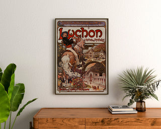 Vintage-Plakat Luchon, die Königin der Pyrenäen, gerahmt über einer Holzkommode, zwischen Pflanzen.