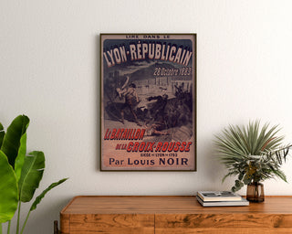 Vintage-Plakat «Lyon Républicain, Bataillon Croix-Rousse», eingerahmt über einer Holzkommode, zwischen Pflanzen.