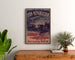Vintage-Plakat «Lyon Républicain, Bataillon Croix-Rousse», eingerahmt über einer Holzkommode, zwischen Pflanzen.