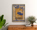 Vintage-Plakat Flugmeeting, Clermont-Ferrand, gerahmt über einer Holzkommode, zwischen Pflanzen.