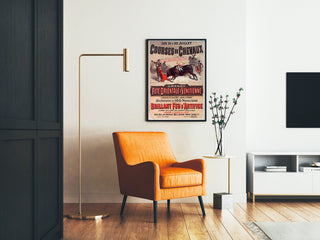 Vintage-Poster Mont-de-Marsan, Feste und Rennen, gerahmt in einem Wohnzimmer mit orangefarbenem Sessel und Stehlampe.