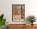 Vintage-Poster Nancy, chemins de fer de l’Est, eingerahmt über einer Holzkommode, zwischen Pflanzen.