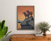 Vintage-Plakat National Parks Preserve Wild Life, gerahmt über einer Holzkommode zwischen Pflanzen.