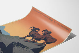 Vintage-Plakat National Parks Preserve Wild Life, auf einer gebogenen Papierseite präsentiert, perspektivisch gesehen.