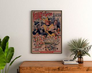 Vintage-Plakat Neuilly, Blumenfest, 1894, gerahmt über einer Holzkommode zwischen Pflanzen.