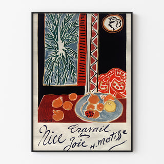 Vintage-Poster "Nice, Arbeit und Freude", in einem schmalen Rahmen an einer hellen Wand.