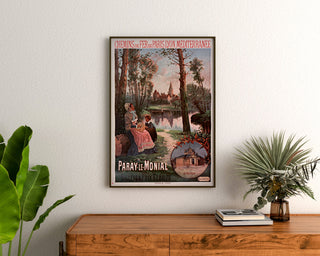 Vintage-Plakat «Paray-le-Monial, train», eingerahmt über einer Holzkommode, zwischen Pflanzen.