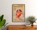 Vintage-Poster Paris 1900, transatlantisches Panorama, gerahmt über einer Holzkommode zwischen Zimmerpflanzen.
