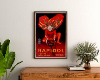 Vintage-Poster Rapidol, gerahmt über einer Holzkommode zwischen Pflanzen.