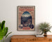 Vintage-Poster Saint-Gervais, Kurort, gerahmt über einer Holzkommode zwischen Zimmerpflanzen.