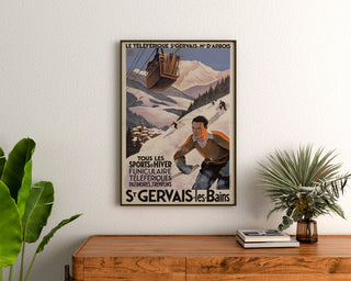 Vintage-Poster Saint-Gervais, Mont-d’Arbois, gerahmt über einer Holzkommode zwischen Zimmerpflanzen.
