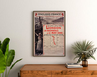 Vintage-Plakat South Eastern, England-France, gerahmt über einer Holzkommode, zwischen Pflanzen.