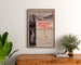 Vintage-Plakat South Eastern, England-France, gerahmt über einer Holzkommode, zwischen Pflanzen.