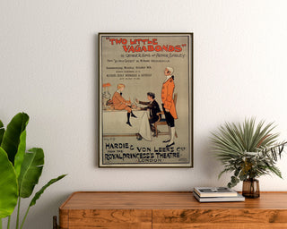Vintage-Plakat Two Little Vagabonds, gerahmt über einer Holzkommode, zwischen Pflanzen.