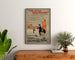 Vintage-Plakat Two Little Vagabonds, gerahmt über einer Holzkommode, zwischen Pflanzen.
