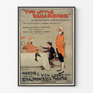 Vintage-Plakat Two Little Vagabonds, in einem schmalen Rahmen an einer hellen Wand präsentiert.