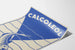 Vintage-Blatt blauer Calcoleol mit stilisiertem Fisch