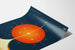 Dekoratives Poster Deep Space Atomic Clock - Weltraumthema Orange