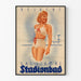 Vintage-Poster des Schwimmbads mit einer Frau im roten Punktbadeanzug