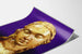 Poster Wanddekoration mit geschnitztem Kopf auf violettem Hintergrund