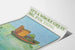 Illustriertes Poster Frosch beim Lesen im Boot
