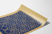 Wandposter mit grafischem Kunstsymbol des Friedens in Blau
