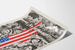 Dekoratives Poster, das Inuit und Vietnamesen mit der amerikanischen Flagge kombiniert
