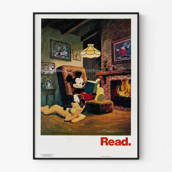 Wanddekoration Poster Mickey Mouse beim Lesen am Kamin
