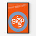 Poster Stop im blauen Kreis auf orangefarbenem Hintergrund – Zeitgenössische Wanddekoration