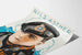 Vintage-Marine-Poster - Porträt eines Matrosen mit Schiffen im Hintergrund